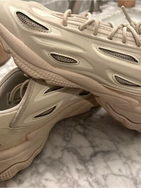 adidas(WMNS) adidas Ozweego Celox 'Talc Signal Green